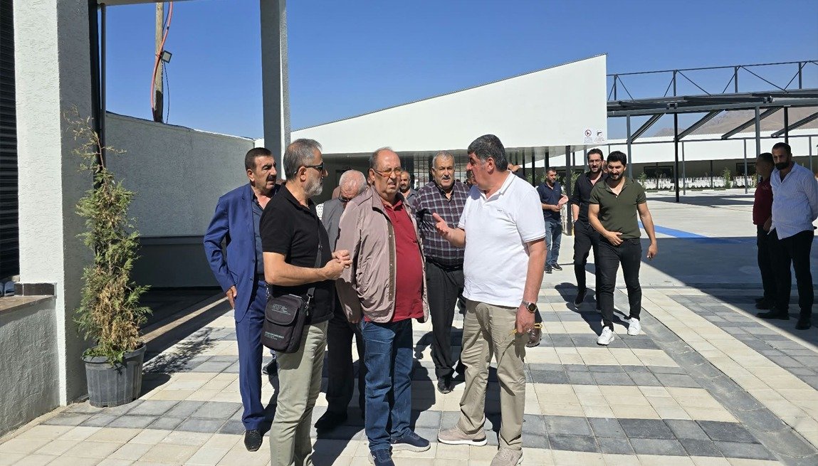 yenimedyagazete's tweet photo. 📌VAN MERMERCİLER KOOPERATİFİ'NDE DEVAM KARARI ÇIKTI
Van’da dağınık halde faaliyet gösteren mermerci esnafını tek çatı altında buluşturması hedeflenen Van Mermerciler Sitesi projesinde çalışmalar hız kesmeden devam edecek.. ⤵️
https://t.co/I4O1uUmEDe
#sondakika #van https://t.co/3ZTlOxOm64
