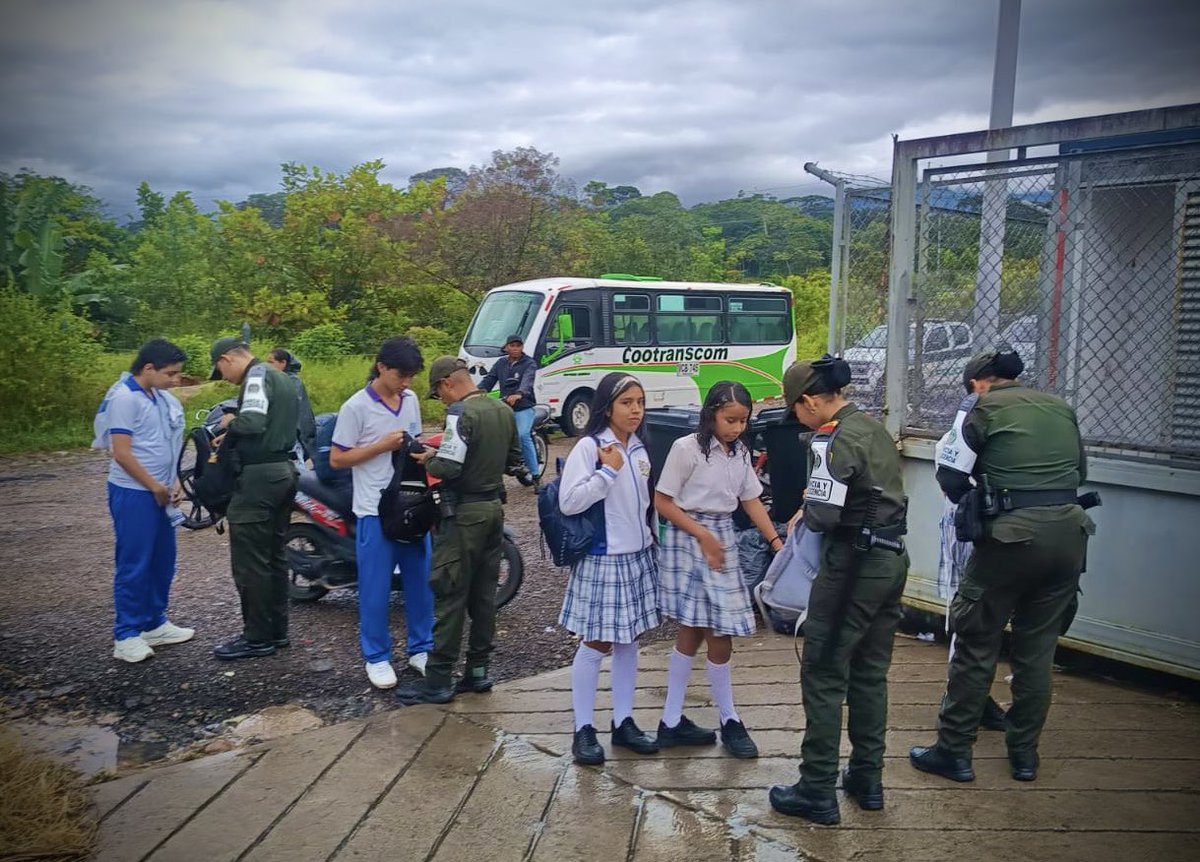PoliciaDepuy's tweet photo. ¡𝐏𝐫𝐨𝐭𝐞𝐠𝐞𝐦𝐨𝐬 𝐞𝐥 𝐟𝐮𝐭𝐮𝐫𝐨 𝐝𝐞 𝐌𝐨𝐜𝐨𝐚! 🏫👮‍♂️ Desplegamos controles y campañas de prevención en la I.E. Ciudad Mocoa contra el consumo de sustancias psicoactivas. Garantizamos entornos escolares seguros para nuestros niños y jóvenes #JuntosPorLaNiñez https://t.co/K7mmtpL6aN