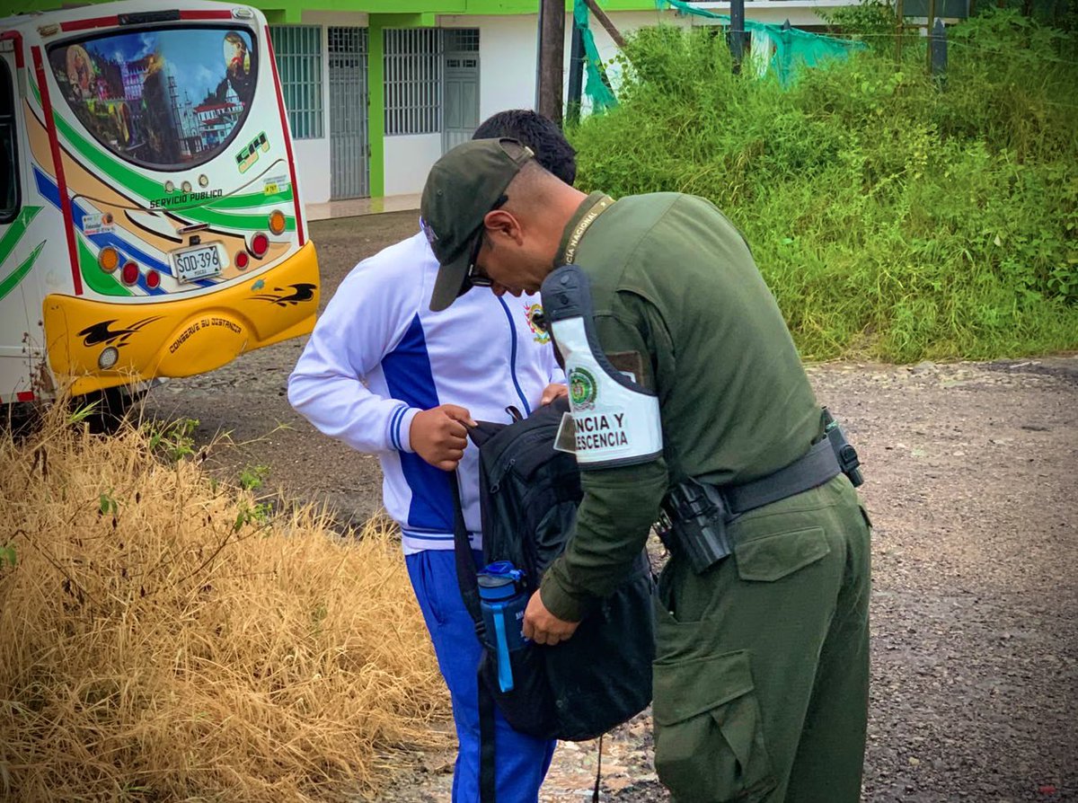 PoliciaDepuy's tweet photo. ¡𝐏𝐫𝐨𝐭𝐞𝐠𝐞𝐦𝐨𝐬 𝐞𝐥 𝐟𝐮𝐭𝐮𝐫𝐨 𝐝𝐞 𝐌𝐨𝐜𝐨𝐚! 🏫👮‍♂️ Desplegamos controles y campañas de prevención en la I.E. Ciudad Mocoa contra el consumo de sustancias psicoactivas. Garantizamos entornos escolares seguros para nuestros niños y jóvenes #JuntosPorLaNiñez https://t.co/K7mmtpL6aN