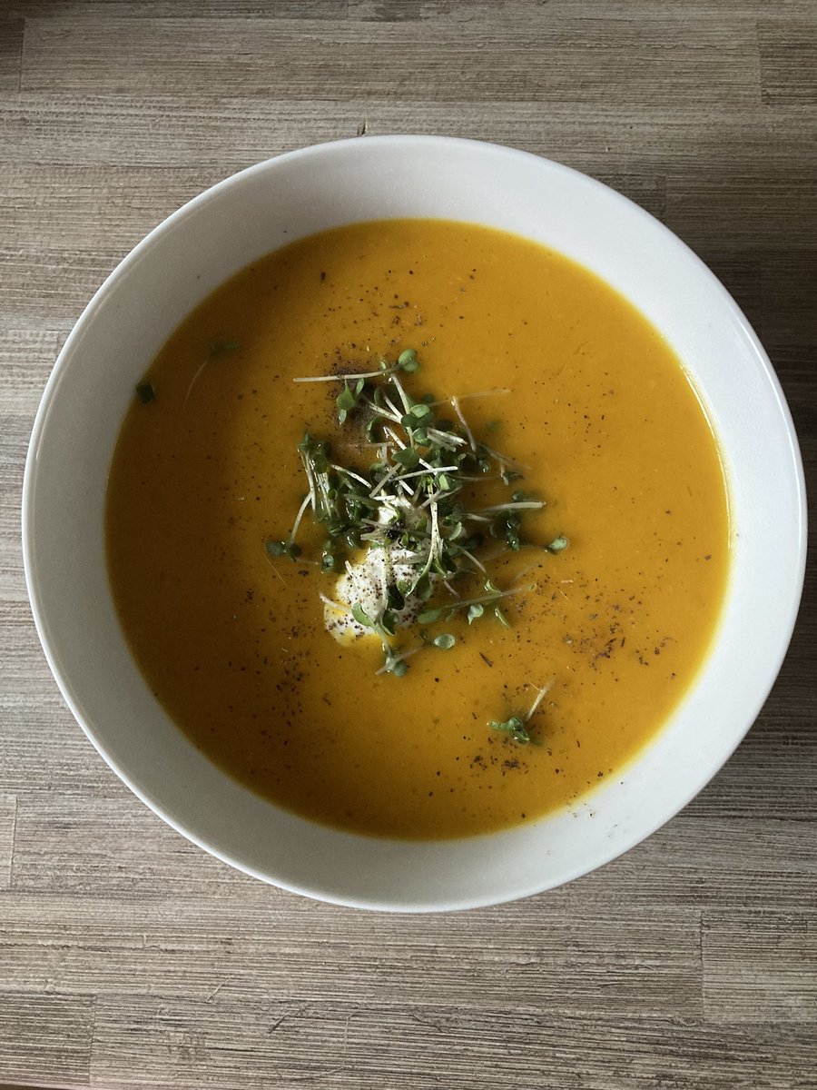 kaapsviooltje1's tweet photo. Na veel snijden en toevoeging van kokosmelk en uitgeperste sinaasappel is dit het geworden. Als ik niet genoeg vitamientjes binnenkrijg, weet ik het ook niet meer..#pompoensoep ๐๐ https://t.co/8VqnlXy3rv