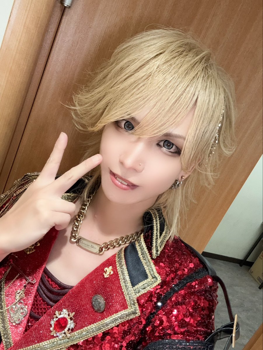 royz_511_tomoya's tweet photo. GIANT KILLER
KILLER SHOW#2
2026.9.16 -GRAND FINAL-
日本武道館！！
ありがとうごさいました！！

沢山の仲間に囲まれて
素敵な時間を過ごせた
最高の1日でした。

メンバー、ファンのみんな、事務所、他にも関わってくれてるスタッフさんや全ての人が一丸となって一つの目標に向かえたこのツアー
GIANT KILLER
KILLER SHOW#2
かけがえのない経験になりました！！

すごい大舞台やし絶対緊張しまくると思ってたけど
いい意味で登場の時以外ほぼ緊張なかったや！

日々の積み重ねと信頼感と安心感と自信と
色々要素はあったと思うけど
まだまだ先に進めるな！って思えたライブでした！

今日まで16年間、ひとまずお疲れ様でした！！
まだまだこの先もみんなとワクワクを共有したいし
ここからも更にみんなを笑顔にできるような活動して行くな！！

今日も本当にRoyzを選んでくれてありがとう！！
これからも笑顔になりたければ僕達に会いに来てください！！
この先も一緒に楽しいことしような！！

#Royz日本武道館