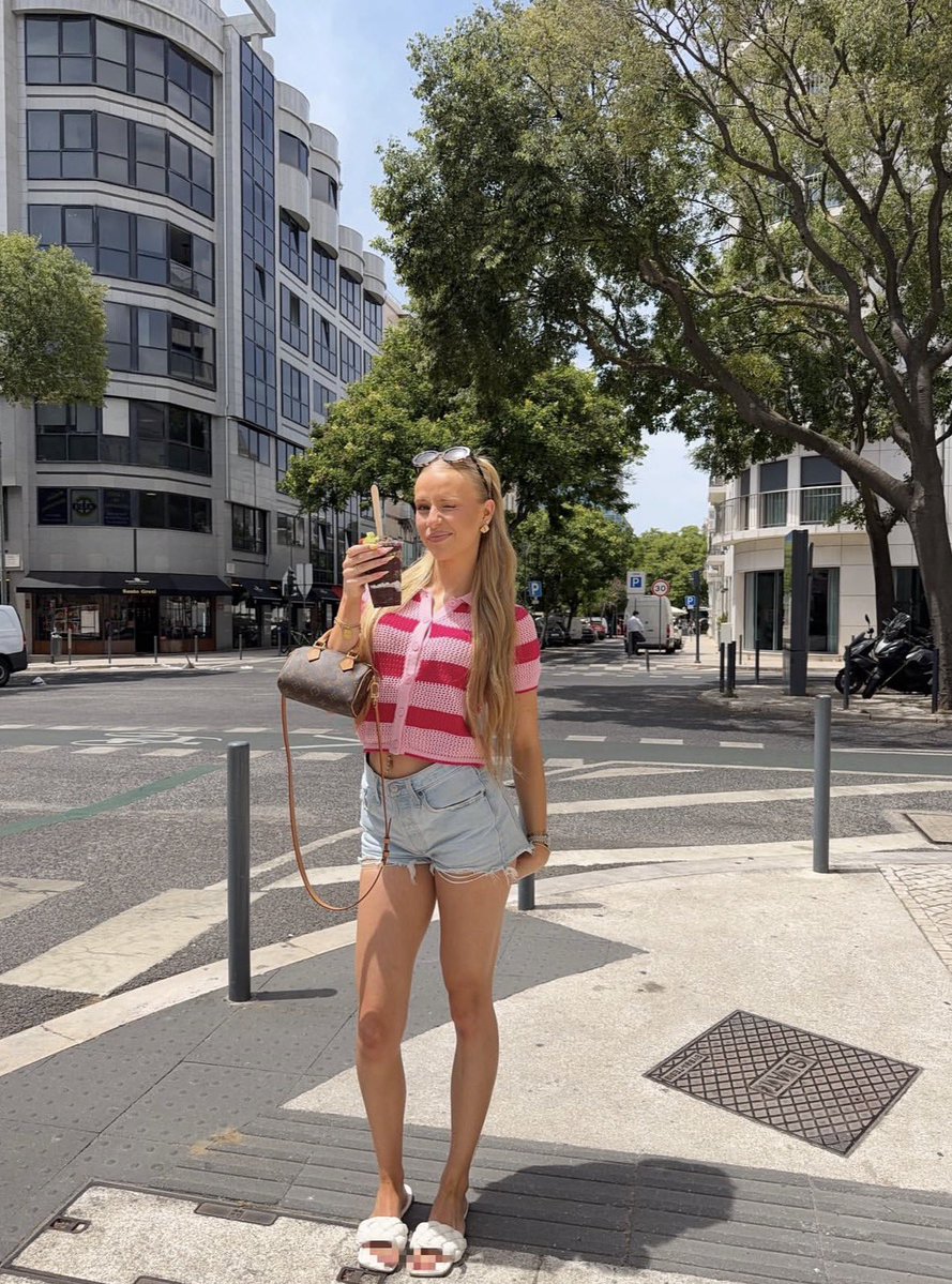 SaraRayesc33's tweet photo. and oakberry search continues 🏖️👙✨🍸👯👯‍♀️🚺💕 https://t.co/2E0ir374HX