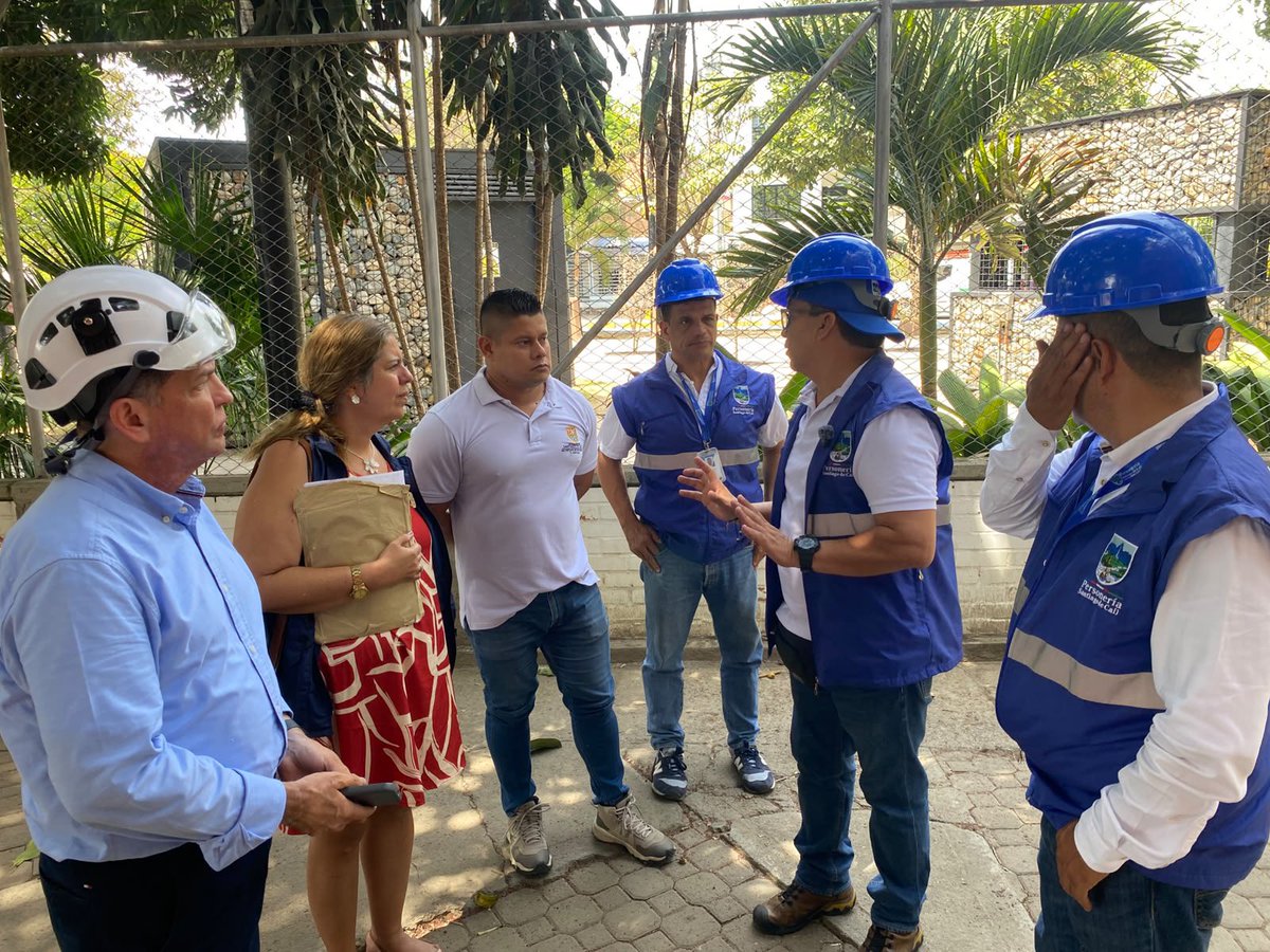 personeriacali's tweet photo. El Personero Gerardo Mendoza y su equipo  verificó las condiciones de la Casa de Justicia de Aguablanca, evidenciando afectaciones principalmente en elementos no estructurales y en el revestimiento exterior de la fachada.

La estructura principal aparenta condiciones favorables; sin embargo, se requieren estudios especializados de ingeniería estructural, patología y geotecnia para determinar su estado y las intervenciones necesarias. 

La Personería continuará haciendo seguimiento para garantizar espacios seguros para la atención de la ciudadanía.