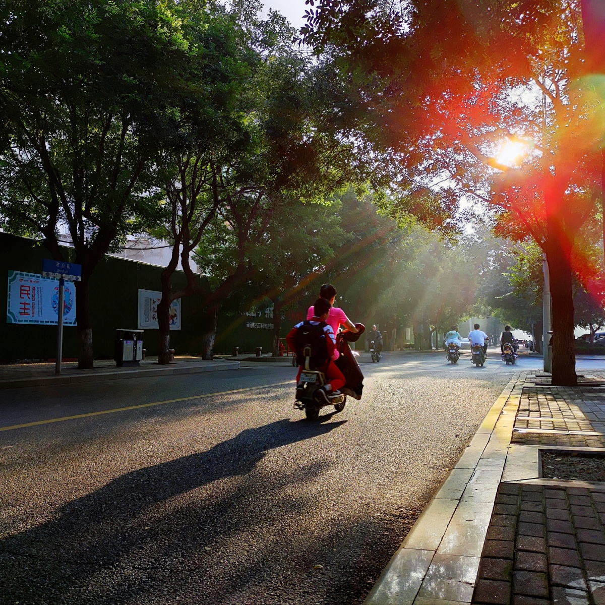 tinyu191309's tweet photo. Coffee steam curling past a passing cyclist in the morning city rush—small quiet moments make the day.， https://t.co/HzUihuFHLT