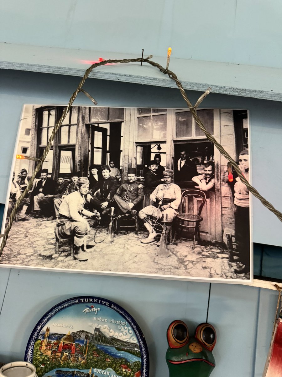 ayseolgunn's tweet photo. Osmanlı döneminden kalma Kadırga’daki Tulumbacılar Kahvesi. Tarihi kahvenin sahibi 94 yaşındaki Arif bey her sabah 6’da gelip dükkanını açıyor, nefis çayını demliyor. Bu tarihi kahvede çay  20 lira.  Küçük esnaf hikayelerini dinlemeyi seviyorum. Duvarda eski fotoğrafları da var. https://t.co/lCQoNs7ZNX