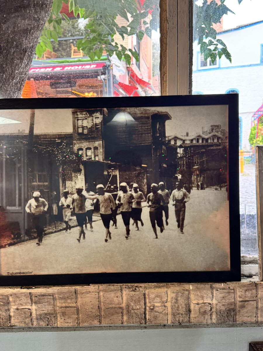 ayseolgunn's tweet photo. Osmanlı döneminden kalma Kadırga’daki Tulumbacılar Kahvesi. Tarihi kahvenin sahibi 94 yaşındaki Arif bey her sabah 6’da gelip dükkanını açıyor, nefis çayını demliyor. Bu tarihi kahvede çay  20 lira.  Küçük esnaf hikayelerini dinlemeyi seviyorum. Duvarda eski fotoğrafları da var. https://t.co/lCQoNs7ZNX