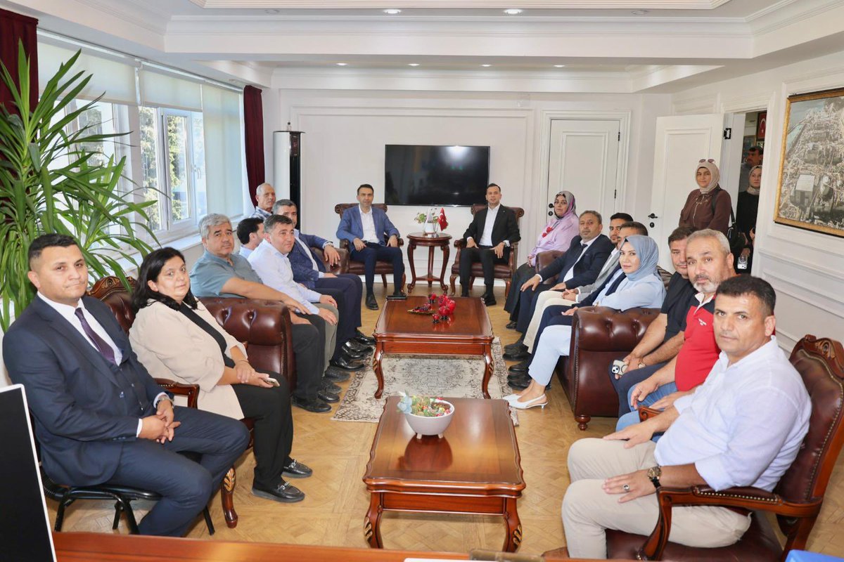 GulnarKaymakam's tweet photo. 📍 AK Parti Mersin İl Başkanımız Adem ALDEMİR ve İl Yönetim Kurulu Üyelerimiz, Kaymakamımız Emrah ASLAN’ı makamında ziyaret etti.

🤝 Nazik ziyaretleri dolayısıyla kendilerine teşekkür ediyoruz. https://t.co/7QIlYv7O60