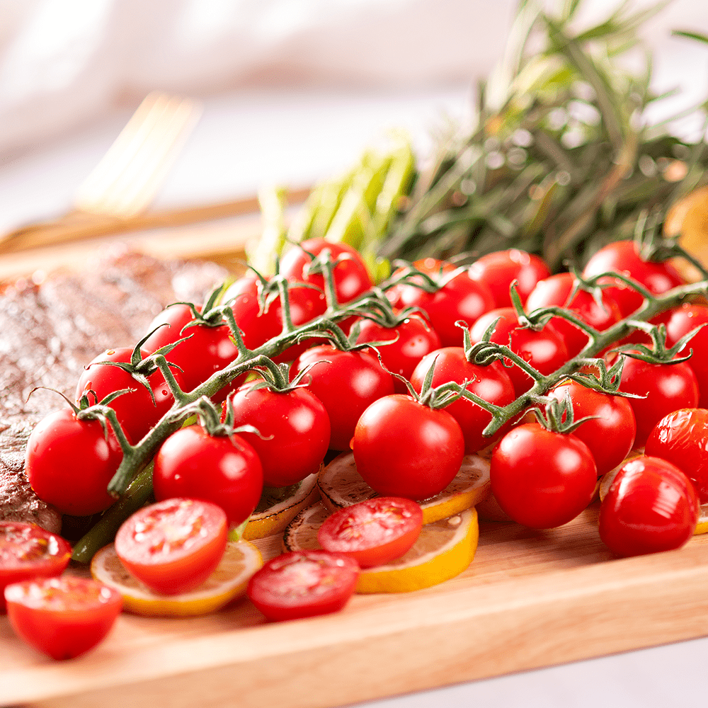 miryoya87's tweet photo. Just tried the fresh local cherry tomatoes from the farmers’ market—juicy, sweet, and bursting with sun-ripened flavor in every bite. Game-changer for my salad today! https://t.co/60yzS4rW99
