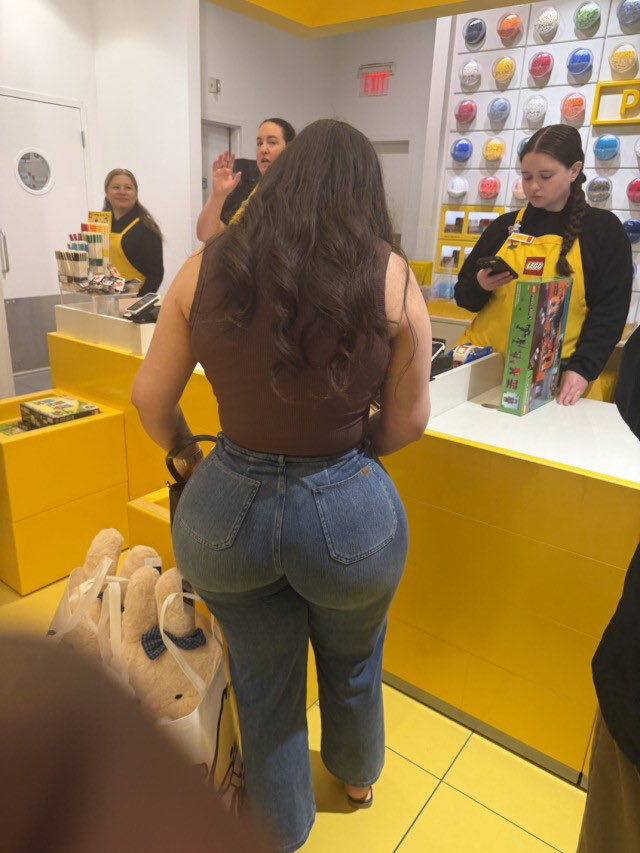 JaredTouch808's tweet photo. Caught this Latina with a bbl. Those jeans didn’t stand a chance #candid #candidshot https://t.co/FE4Bla2YmE