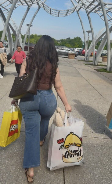 JaredTouch808's tweet photo. Caught this Latina with a bbl. Those jeans didn’t stand a chance #candid #candidshot https://t.co/FE4Bla2YmE