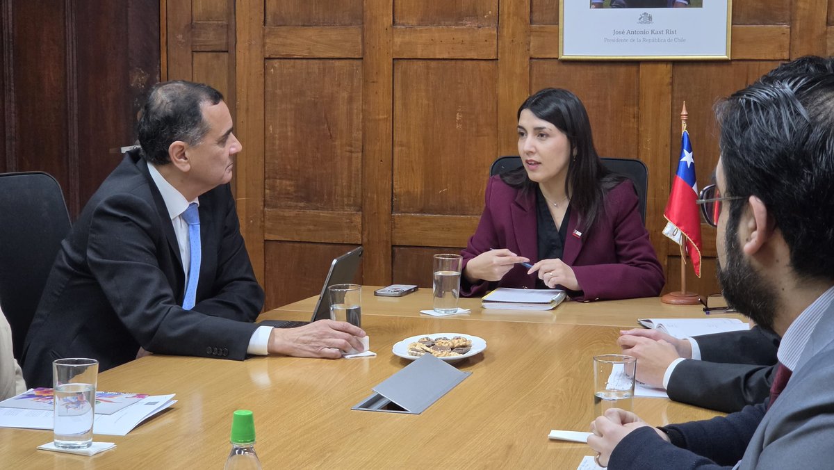 DiputadosDC's tweet photo. Diputado Javier Muñoz destacó muy buena  acogida de Ministra de la Mujer y Equidad de Género, Judith Marin, al proyecto de "Ley Mariana", que termina con la prescripcion de los delitos de Homicidio, Parricidio y Femicidio. Esperamos que el gobierno le otorgue urgencia y para ello contamos con el apoyo de la ministra". 

Junto a la.familia de Mariana, parlamentario se reunió hoy con la Ministra de la Mujer y Equidad de Género.

Video:

También hemos conversado, le hemos hecho entrega del proyecto de ley denominado ley Mariana, que obviamente aún no aparece en la plataforma de la cámara, pero que se lo hemos hecho entrega físicamente hoy día con el propósito justamente de que ellos puedan estudiar y poder también contar con el respaldo del ministerio de la mujer y de género y del ejecutivo para poder entregarle alguna urgencia que nos permita trabajar rápidamente este proyecto en el Congreso Nacional.

@MarinJudithM
@DiputadoJavier