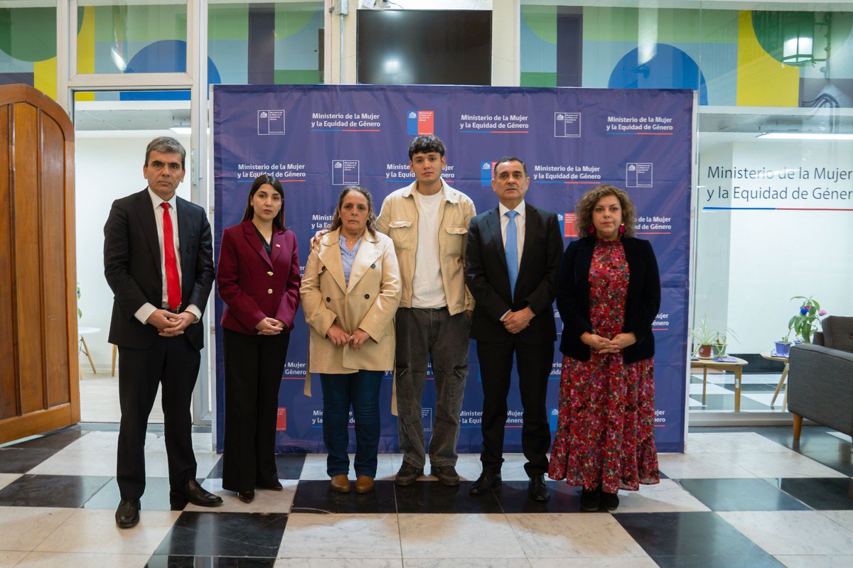 DiputadosDC's tweet photo. Diputado Javier Muñoz destacó muy buena  acogida de Ministra de la Mujer y Equidad de Género, Judith Marin, al proyecto de "Ley Mariana", que termina con la prescripcion de los delitos de Homicidio, Parricidio y Femicidio. Esperamos que el gobierno le otorgue urgencia y para ello contamos con el apoyo de la ministra". 

Junto a la.familia de Mariana, parlamentario se reunió hoy con la Ministra de la Mujer y Equidad de Género.

Video:

También hemos conversado, le hemos hecho entrega del proyecto de ley denominado ley Mariana, que obviamente aún no aparece en la plataforma de la cámara, pero que se lo hemos hecho entrega físicamente hoy día con el propósito justamente de que ellos puedan estudiar y poder también contar con el respaldo del ministerio de la mujer y de género y del ejecutivo para poder entregarle alguna urgencia que nos permita trabajar rápidamente este proyecto en el Congreso Nacional.

@MarinJudithM
@DiputadoJavier