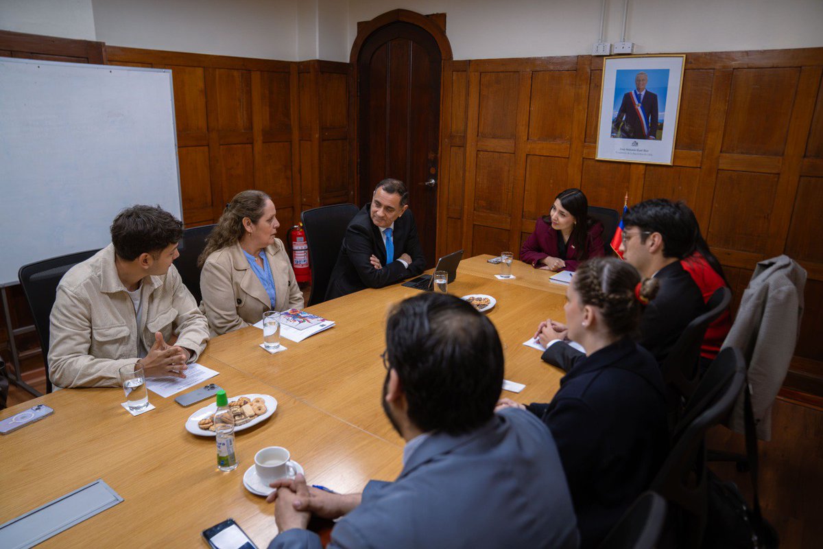 DiputadosDC's tweet photo. Diputado Javier Muñoz destacó muy buena  acogida de Ministra de la Mujer y Equidad de Género, Judith Marin, al proyecto de "Ley Mariana", que termina con la prescripcion de los delitos de Homicidio, Parricidio y Femicidio. Esperamos que el gobierno le otorgue urgencia y para ello contamos con el apoyo de la ministra". 

Junto a la.familia de Mariana, parlamentario se reunió hoy con la Ministra de la Mujer y Equidad de Género.

Video:

También hemos conversado, le hemos hecho entrega del proyecto de ley denominado ley Mariana, que obviamente aún no aparece en la plataforma de la cámara, pero que se lo hemos hecho entrega físicamente hoy día con el propósito justamente de que ellos puedan estudiar y poder también contar con el respaldo del ministerio de la mujer y de género y del ejecutivo para poder entregarle alguna urgencia que nos permita trabajar rápidamente este proyecto en el Congreso Nacional.

@MarinJudithM
@DiputadoJavier
