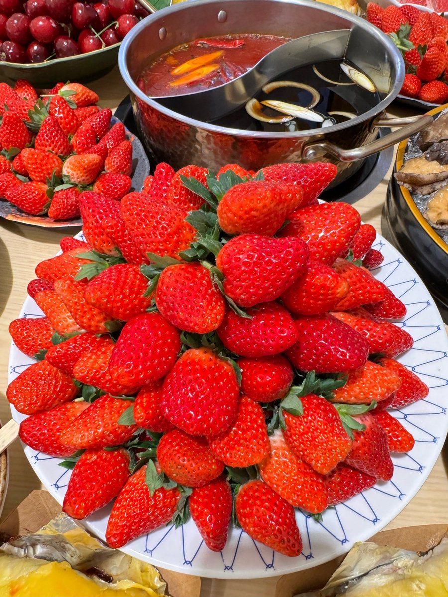 alisl666381's tweet photo. [Fresh local berries and farm eggs restocked! Grab your favorites for your weekend brunch—perfect for smoothies or sunny-side-ups, only at the neighborhood market this Saturday!]， https://t.co/lXKtT9LjU4