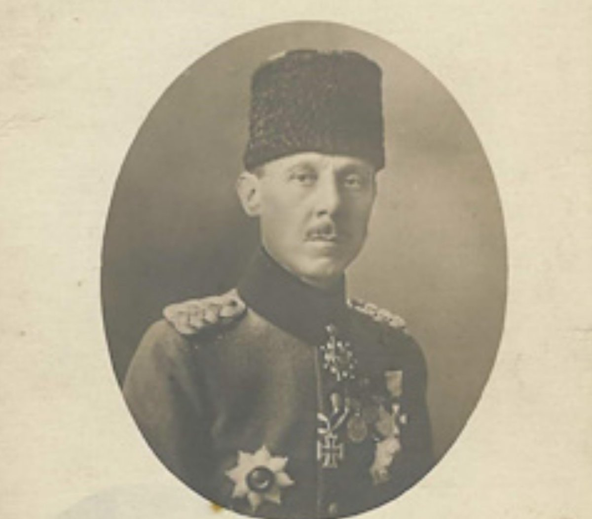 DindarNegis's tweet photo. Kuyuya taşı kim attı bilmiyorum ama bütün Ortadoğu ve el-Kaide; bizim Sıhhiye-i Askeriye Reisi Süleyman Numan Paşa'yı (mavi ok) meşhur Zevahiri'nin annesinin amcası olan Abdurrahman Azzam sanmış. Düzeltmiş olalım. https://t.co/Fvo5vKx485