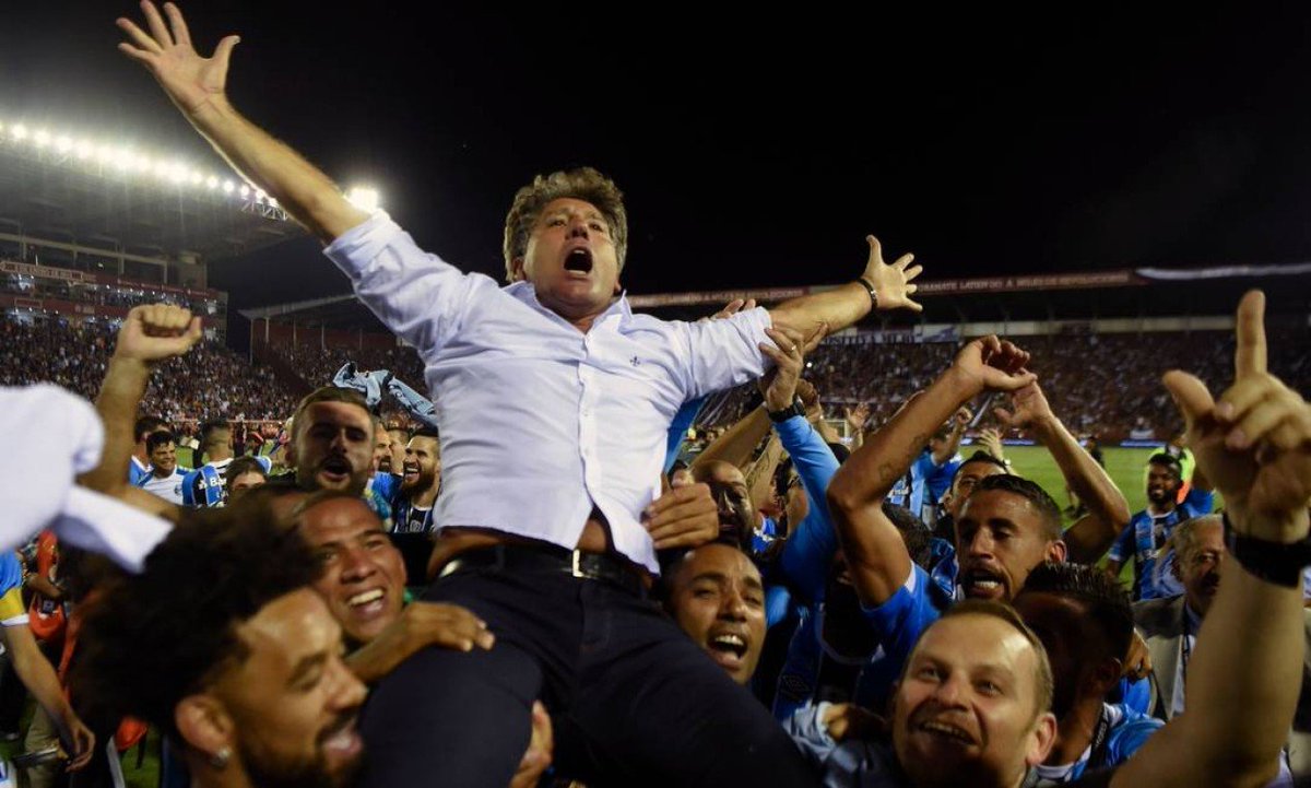 chorumedogremio's tweet photo. estou definitivamente pronto para a OPERAÇÃO CAMISADA preparada para a noite desta quarta-feira.

o grêmio não foi capaz de vencer UM jogo fora de casa no campeonato brasileiro.
mas hoje nós já sabemos que esse tabu tem um motivo específico.

acreditamos no nosso egoísmo português, até determinado momento, que seríamos capazes de vencer algum jogo de futebol na "bola", na "tática", na "estratégia"...

mas a verdade é que a única maneira de superarmos as adversidades da falta de repertório técnico/motor dos nossos atletas é resgatando o sobrenatural.

* 1 copa do mundo
* 1 mundial de clubes
* 4 libertadores da américa
isso é o que o grêmio aglutinou hoje no banco de reservas com um literal megazord tricolor: a junção de luis felipe scolari e renato portaluppi.

a equipe do botafogo, que tinha tudo para ter um confronto acessível na noite de hoje, enfrentará o seu maior pesadelo.
um conjunto de forças maiores que conduzirão a vitória para o lado em que o futebol, por justiça, deve muito.

hoje o grêmio não vencerá o jogo.
o jogo se renderá ao grêmio.
quem viver, verá.