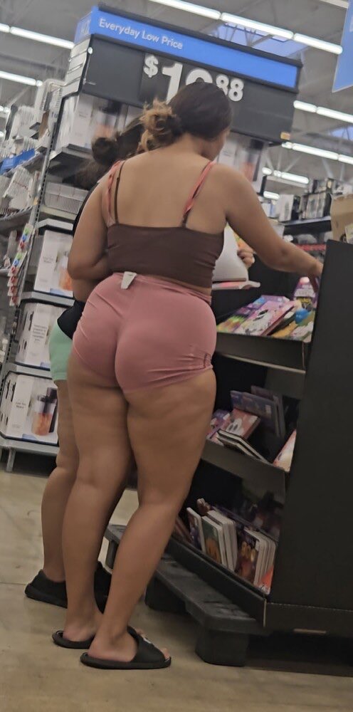 RandyTouch808's tweet photo. This Latina was busting out of her shorts. #candid #candidshot https://t.co/wBKqXWF7Yj