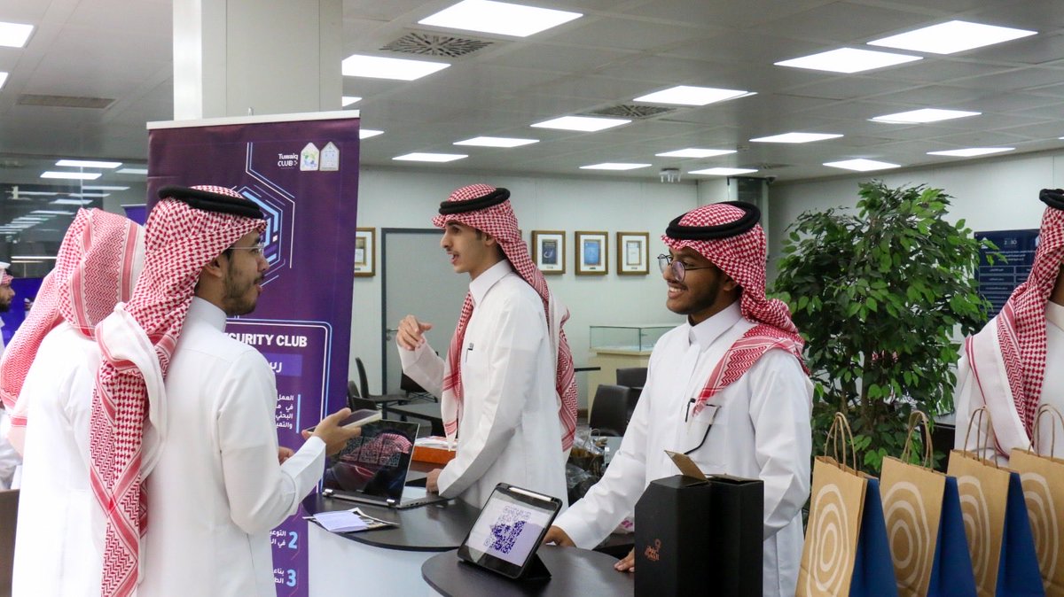 CCISCyberSec's tweet photo. في لقائنا التعريفي أخذناكم في جولة للتعرف على النادي ولجانه، وشاركناكم جانبًا من أنشطتنا وأجواء البوث ✨🛡️

ونتقدّم بجزيل الشكر لرعاتنا @Baims_SA على دعمهم ومساهمتهم في إنجاح هذا اللقاء وإثراء بدايتنا 🤍

شكرًا لكل من شاركنا الحضور نلقاكم في فعاليات قادمة بإذن الله🚀🔥 https://t.co/I4kaFJNC9C