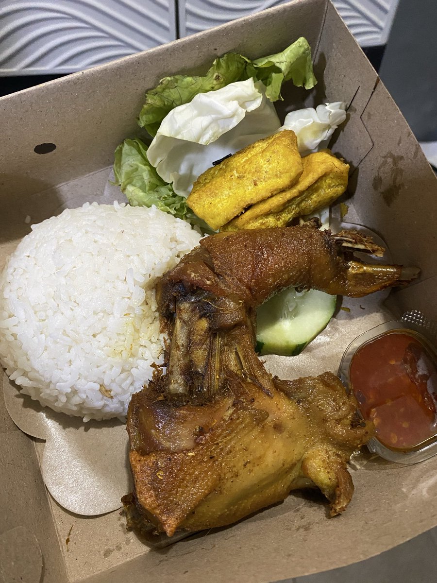 bucinnsehun's tweet photo. Sungkan main ke rumah mama tuh soalnya mesti kek dianggep tamu selalu dibeli2in makanan 😭😭 https://t.co/Y5eLwOraL6