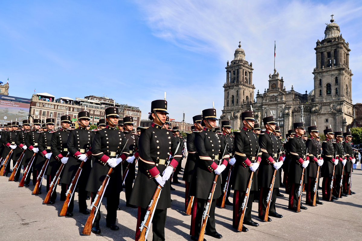 rosaicela_'s tweet photo. Elementos de @Defensamx1, @SEMAR_mx y @GN_MEXICO_ están listos para recorrer las calles del Centro Histórico como parte del #DesfileCívicoMilitar2026. 🇲🇽 @Claudiashein https://t.co/6WaJGC3E9U
