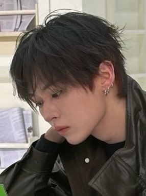 userlinoring's tweet photo. im ctfuu WDYM THEY SPRAY PAINTED HIS ORANGE HAIR BLACK 😭😭😭you can literally see the orange https://t.co/QE2iJ69J2U