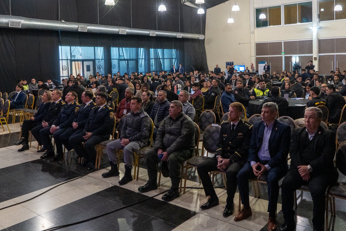 minsegcba's tweet photo. 🖥️ MÁS COOPERACIÓN, MÁS PREVENCIÓN CONTRA EL CIBERDELITO

🔹El ministro de Seguridad @QuinterosJP participó de una nueva jornada del 2.º #Córdoba Cibersegura 2026, en el marco del Programa de Fortalecimiento en #Ciberseguridad e Investigación del Ciberdelito, espacio el cual reúne a referentes nacionales, provinciales y especialistas para fortalecer las capacidades frente a las nuevas modalidades delictivas digitales.

🔸La jornada, que tendrá su cierre el día de mañana, aborda herramientas y experiencias vinculadas al fraude ciberasistido, la evidencia digital, el análisis de datos, los criptoactivos y las nuevas tecnologías aplicadas a la investigación criminal.

🔹Junto al ministro participaron el director de #Ciberdelito y Asuntos Cibernéticos del Ministerio de Seguridad de la Nación, Santiago González Bellengeri, el titular de la unidad Gabinete de Asesores del Ministerio de Seguridad Nacional, Fernando Kusnier, el fiscal General Federal, Carlos Gonella, la directora general de Criminología y Seguridad Vial, Laura Pedernera y otras autoridades, en una instancia de intercambio y articulación entre #Nación, Provincia, organismos judiciales y actores especializados.

🤝 Un mismo desafío: mejorar las herramientas para prevenir, investigar y combatir el delito en el entorno digital.