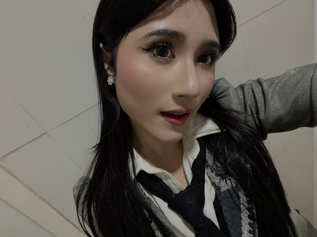 SW_RaishaJKT48's tweet photo. walaupun kegiatan aku sangat padat hari ini, tapi ketemu kalian rasa capeknya jadi hilang and I’m so happy to meet you guys hehe 🥹🫶🏻 https://t.co/qWZTtjgQqT