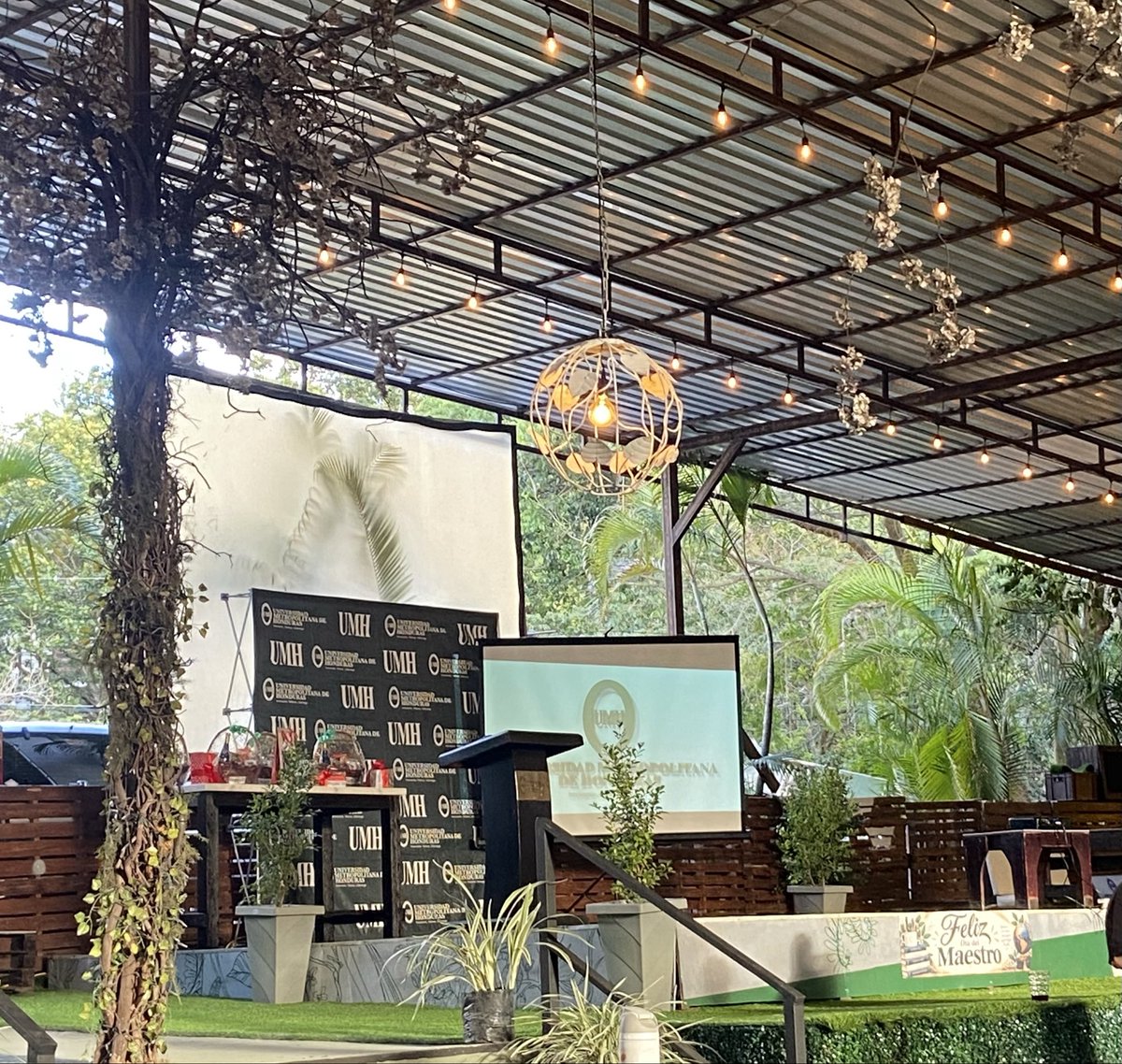 teca_grupo's tweet photo. Agradecemos a la @UMHHonduras por la cordial invitación a su evento conmemorativo del Día del Maestro👨🏻‍🏫 

En Grupo TECA estamos muy contentos de desarrollar juntos nuestro Diplomado de Gestión Aduanera y Comercio Internacional.

#GrupoTECA #UMH #DíaDelMaestro #Educación #Honduras https://t.co/BEqrKso7B5
