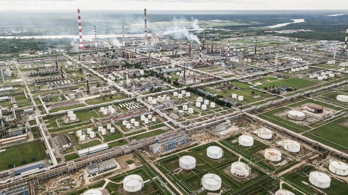 santiagasu's tweet photo. 🏗️🇵🇾 Paraguay definió 20 polos industriales para ordenar su expansión productiva.
📍 Ya hay zonas fabriles aprobadas en 48 municipios y 33 distritos más en proceso.
📍 Hoy operan 8 parques industriales, con 34 más en camino.
📍 La meta: cubrir los 263 distritos del país.

 https://t.co/yiJ9dF6U9L