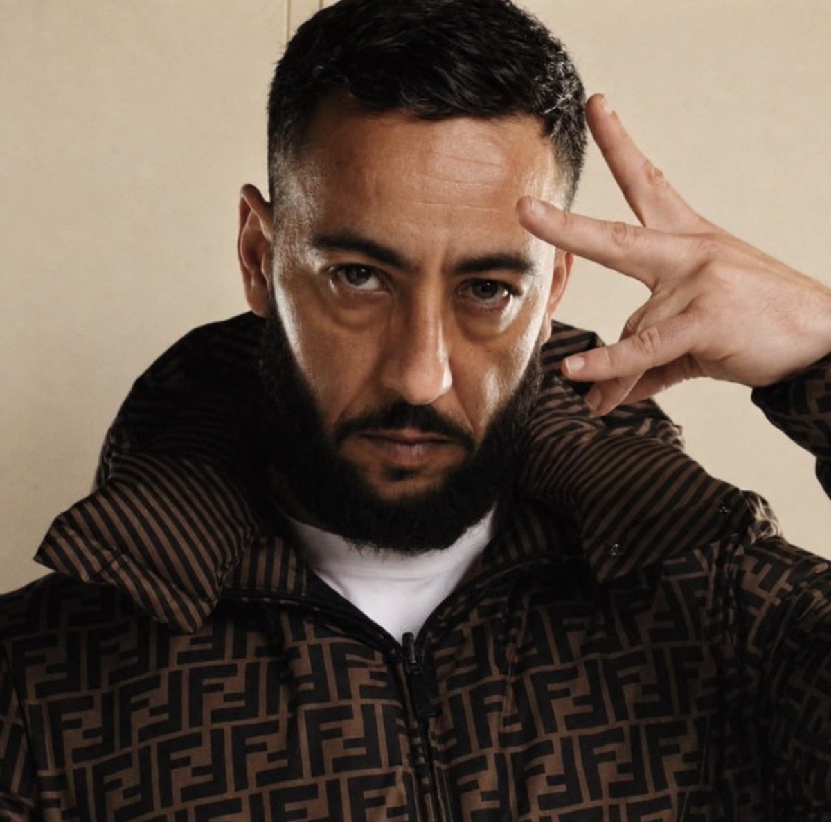 rapunchline's tweet photo. 🚨 LACRIM S'EXPRIME SUR MISTER YOU

🗣️ « Mister You a éclaté toutes les portes qui étaient fermées. Il a débarqué tout seul : il arrive, il rigole, il est en cavale.

Par rapport à ce qu’on raconte sur la rue, on vient souvent porter un message lourd à la base. Du coup, quand on rentre en studio et qu’on s’expose à l’image, on a tendance à laisser le reste derrière. 
Lui, il a tout réuni : c’est le mec qui aide à porter les courses, qui est poli mais qui va aussi insulter des mères, la totale. 

C'était pas juste une posture ou une tendance ; les gens se sont attachés au personnage. Au fond, c’est le profil classique que tout le monde aime bien dans le quartier, c’est la stricte vérité.

C’était pareil pour moi : avant même que je commence à rapper, j’étais un peu la mascotte chez moi, tout le monde m’aimait bien. Donc quand on est arrivés dans la musique, on a bousculé tous leurs codes. 

On a ouvert les portes à plein de gens. »