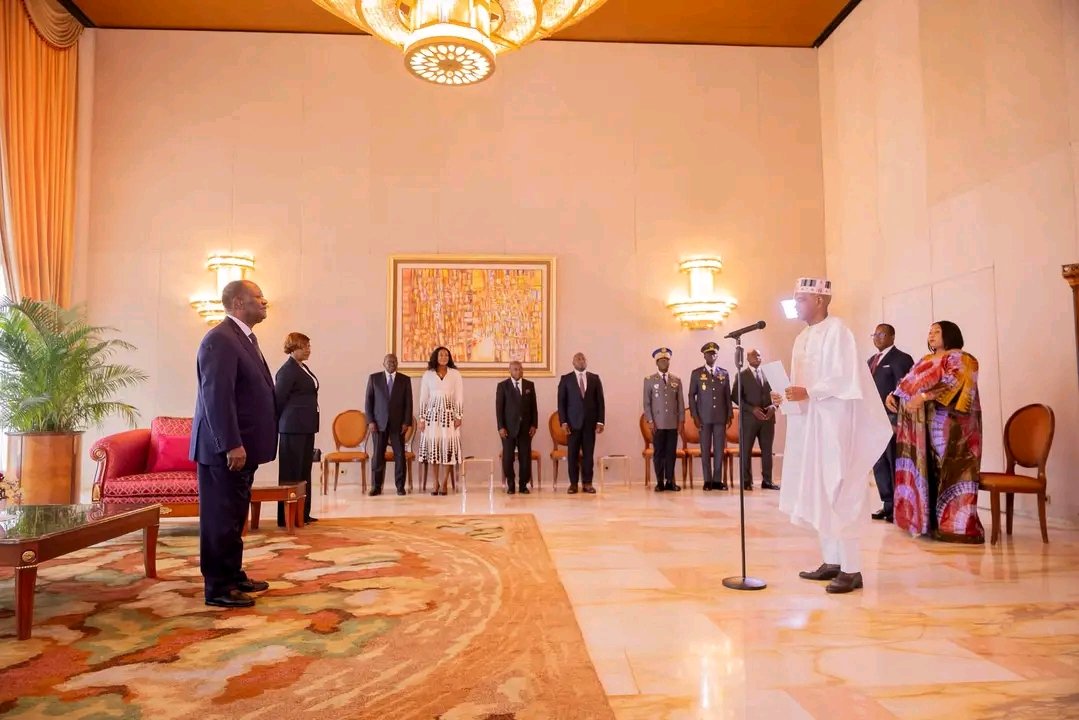 MarlaineKanku's tweet photo. #DIPLOMATIE : ALASSANE OUATTARA REÇOIT LES LETTRES DE CRÉANCE DE CINQ NOUVEAUX AMBASSADEURS
Ce mercredi, le Président de la République, #Alassane Ouattara, a reçu les Lettres de créance des Ambassadeurs Bachir Diallo de Guinée, Chang Soyc de Corée, Seniya Sidi Haiba de Mauritanie, Selma Bakhta Mansouri d'Algérie et Ramesh Babu Lakshmanan de l'Inde.
Cette cérémonie a été l'occasion pour le Chef de l'État et les cinq diplomates de réaffirmer la qualité exceptionnelle des relations d'amitié et de coopération entre la Côte d'Ivoire et leurs pays respectifs ainsi que leur volonté commune de poursuivre leur consolidation dans tous les domaines, au bénéfice de leurs peuples.