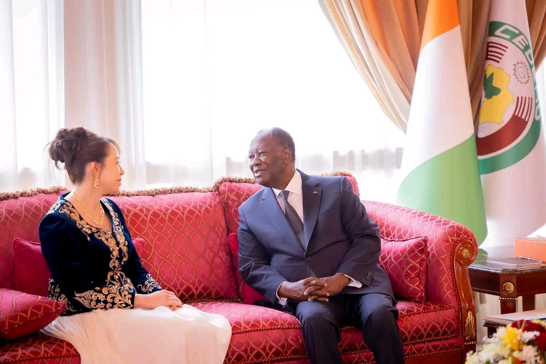 MarlaineKanku's tweet photo. #DIPLOMATIE : ALASSANE OUATTARA REÇOIT LES LETTRES DE CRÉANCE DE CINQ NOUVEAUX AMBASSADEURS
Ce mercredi, le Président de la République, #Alassane Ouattara, a reçu les Lettres de créance des Ambassadeurs Bachir Diallo de Guinée, Chang Soyc de Corée, Seniya Sidi Haiba de Mauritanie, Selma Bakhta Mansouri d'Algérie et Ramesh Babu Lakshmanan de l'Inde.
Cette cérémonie a été l'occasion pour le Chef de l'État et les cinq diplomates de réaffirmer la qualité exceptionnelle des relations d'amitié et de coopération entre la Côte d'Ivoire et leurs pays respectifs ainsi que leur volonté commune de poursuivre leur consolidation dans tous les domaines, au bénéfice de leurs peuples.