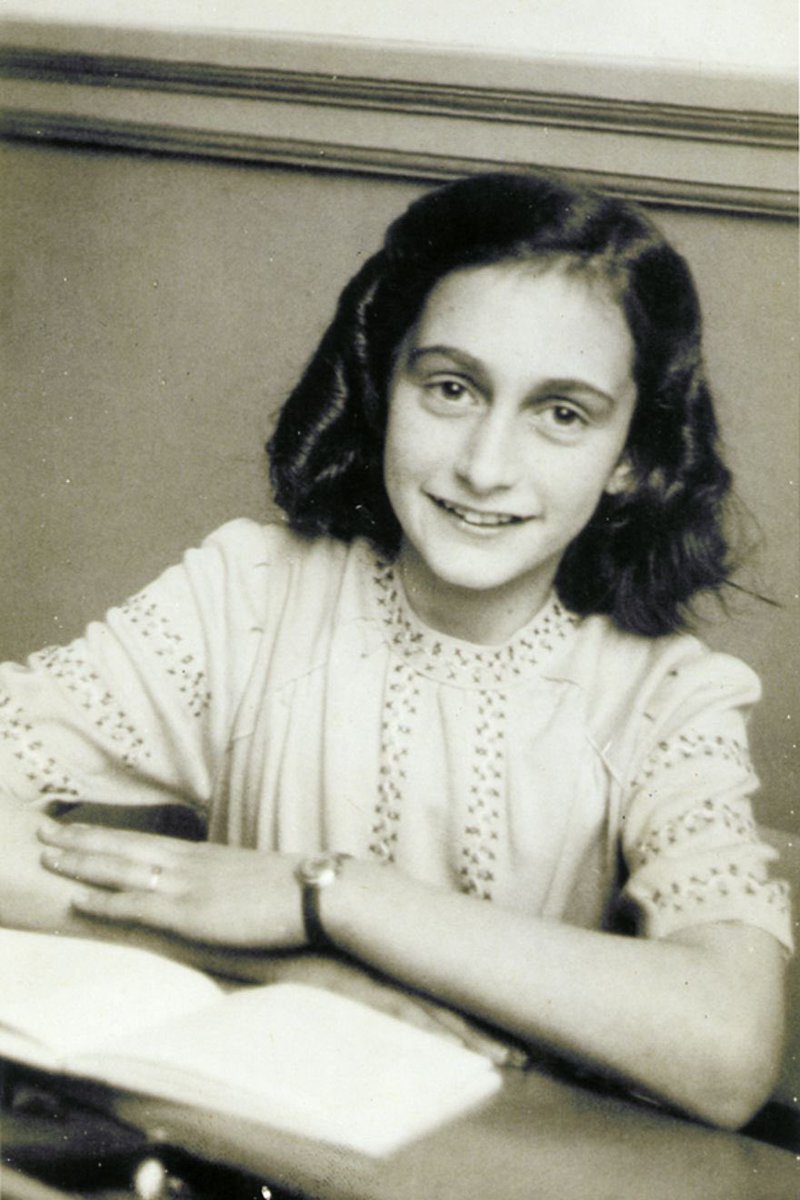 mayloretto's tweet photo. O nível de ignorância necessário para ler o relato de Anne Frank, uma menina perseguida pelo nazismo, vítima do Holocausto, e ainda concluir que ela estava
"se vitimizando" é algo que eu simplesmente me recuso a compreender. https://t.co/0rRnsYOqbH