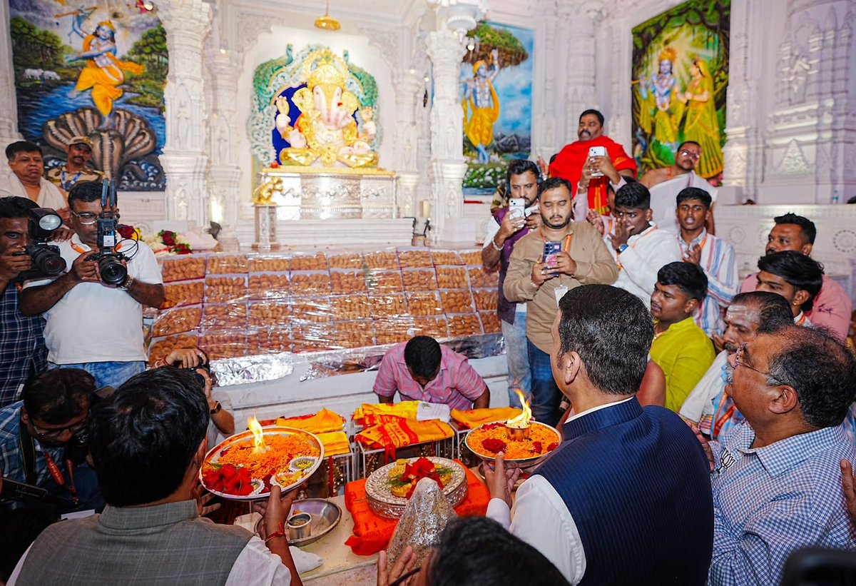 NitinNabin's tweet photo. पुणे के प्रसिद्ध श्रीमंत दगडूशेठ हलवाई गणपति मंडल द्वारा स्थापित भगवान श्री गणेश जी के दर्शन कर पूजा-अर्चना की।
बप्पा की कृपा सभी पर बनी रहे और देश नई ऊंचाइयों की ओर बढ़ता रहे।

गणपति बप्पा मोरया!

पुण्यातील प्रसिद्ध श्रीमंत दगडूशेठ हलवाई गणपती मंडळाने स्थापित केलेल्या भगवान श्री गणेशाचे दर्शन घेऊन मनोभावे पूजा केली.
बाप्पांची कृपादृष्टी सर्वांवर सदैव अशीच राहो आणि आपला देश यशाची नवनवीन शिखरे पादाक्रांत करत राहो, हीच प्रार्थना केली.

गणपती बाप्पा मोरया!
