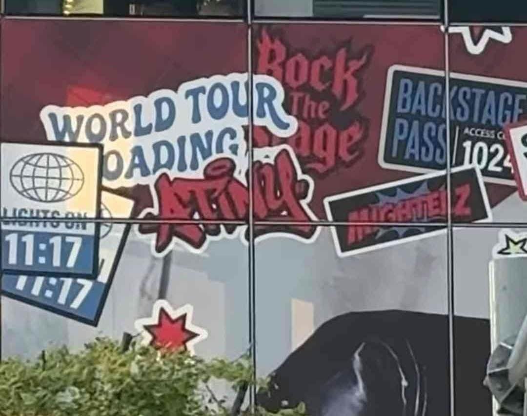 ATINYs_Spain's tweet photo. 👀Visto en la pop-up de Mighteez - Rock the stage:
"WORLD TOUR LOADING"

La nueva línea de Mighteez está inspirada en nuestros favoritos personajes siendo estrellas del rock🎸 ¿Estamos ante un spoiler de que el anuncio del próximo tour está cerca?* 

#ATEEZ @ATEEZofficial https://t.co/cEBa8aiCVg