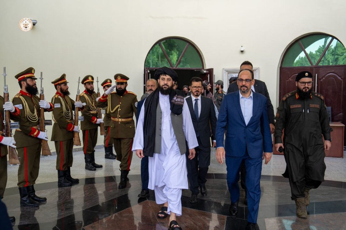 wardak__0's tweet photo. د پنځه کلنې حکومتولۍ په دور کې یو ځانګړی باب

اسلامي امارت په سیمه کې د خپل بریالي سیاست له امله وتوانېد چې د تورکي چاروکو باور په بشپړه توګه خپل کړي، له همدې امله د تورکې د استخبارتو رئیس کابل ته راغلی او له بیلابیلو چاروکو  سره یې لیدنې کړې دي.

#امنیت #باور #اخوت https://t.co/dhPK6g7Lrd