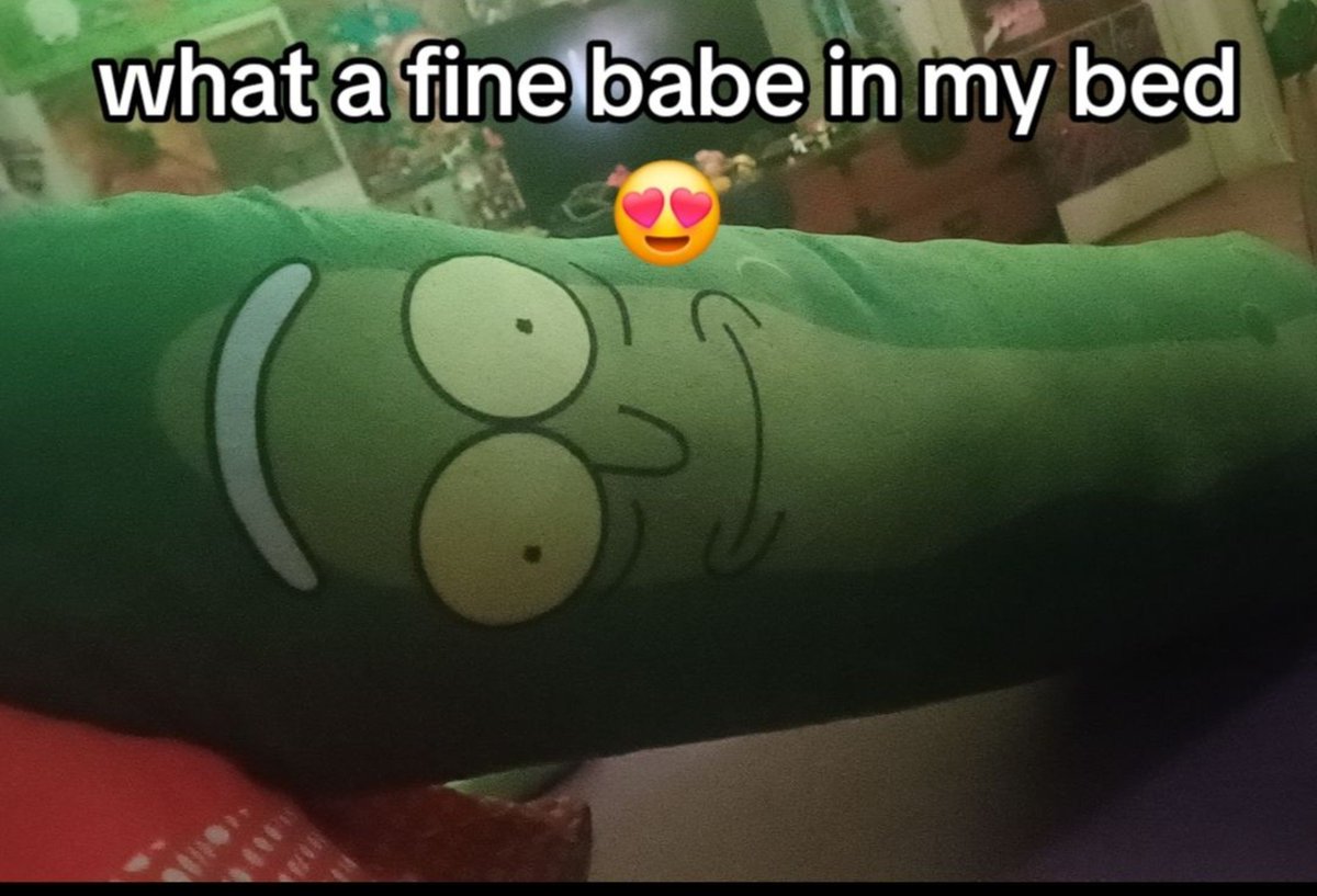 PetersCobweb's tweet photo. Giant pickle rick https://t.co/hs1GjfCIMm