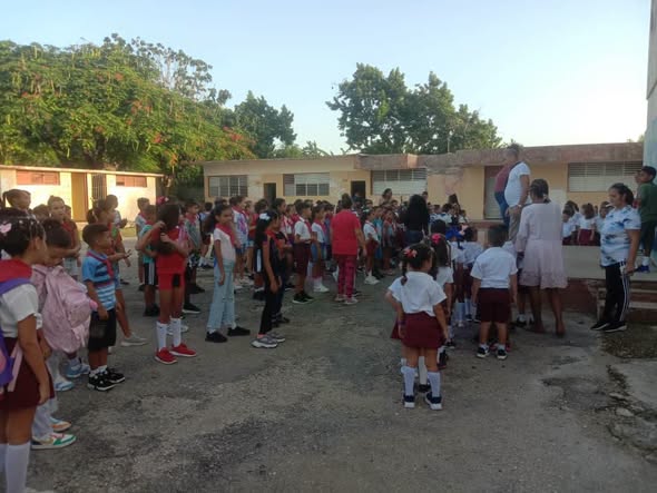 LaVozRJ's tweet photo. Celebran día de la capa de ozono en escuela de Jaruco
 https://t.co/GQFLZeUrms via @RadioJaruco 
@ManuelAgui21532 @DrRobertoMOjeda @BequeMaya @YulietRomero7 https://t.co/Q2CTDUfmWs