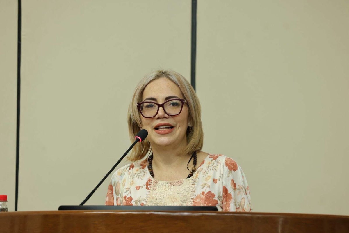 MarioSenadorPY's tweet photo. Hemos rendido un sentido homenaje por su destacada trayectoria a la artista CLARA FRANCO, su significativa contribución al arte a través de la televisión, el teatro, la música y el humor, siendo considerada la “reina de la comedia nacional”, un icono del entretenimiento y una referente cultural del Paraguay.