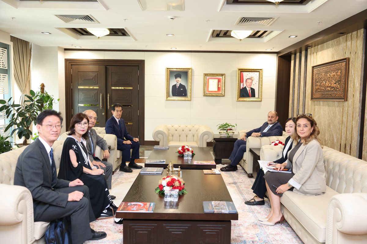 sanliurfabld's tweet photo. 🇹🇷🤝🇯🇵 Japonya Heyetinden Başkanımız Mehmet Kasım Gülpınar’a Ziyaret!

Japonya–Türkiye Parlamentolararası Dostluk Grubu Başkanı Sn. Ichiro Aisawa, Japonya Temsilciler Meclisi Milletvekilleri Sn. Ryuji Koizumi ve Sn. Tomomi Inada ile Japonya’nın Türkiye Büyükelçisi Sn. Masami Tamura, Büyükşehir Belediye Başkanımız Sn. Mehmet Kasım Gülpınar’ı ziyaret etti.

Gerçekleşen görüşmede; Şanlıurfa’nın güçlü turizm potansiyeli, Japonya’nın kentimize ve özellikle bölgenin eşsiz arkeolojik mirasına yönelik ilgisi ile insanlık tarihine ışık tutan Taş Tepeler başta olmak üzere kültürel mirasımız üzerine verimli bir görüşme gerçekleştirildi.

Ziyarette ayrıca, Türkiye ile Japonya arasındaki köklü dostluk bağlarının Şanlıurfa özelinde kültür ve turizm alanlarında geliştirilebilecek iş birlikleriyle daha da güçlendirilmesinin önemi vurgulandı.

Nazik ziyaretleri ve Şanlıurfa’ya gösterdikleri yakın ilgi dolayısıyla Japon heyetine teşekkür ediyoruz.