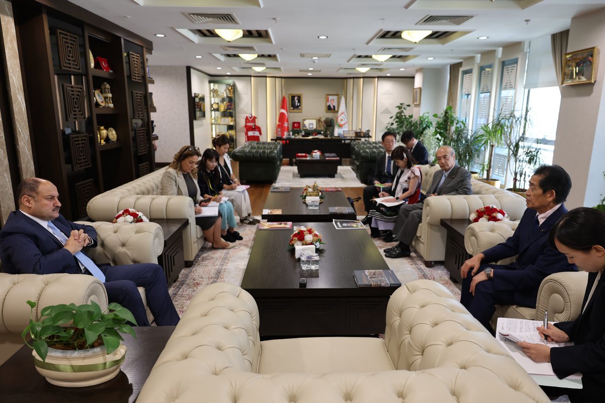 sanliurfabld's tweet photo. 🇹🇷🤝🇯🇵 Japonya Heyetinden Başkanımız Mehmet Kasım Gülpınar’a Ziyaret!

Japonya–Türkiye Parlamentolararası Dostluk Grubu Başkanı Sn. Ichiro Aisawa, Japonya Temsilciler Meclisi Milletvekilleri Sn. Ryuji Koizumi ve Sn. Tomomi Inada ile Japonya’nın Türkiye Büyükelçisi Sn. Masami Tamura, Büyükşehir Belediye Başkanımız Sn. Mehmet Kasım Gülpınar’ı ziyaret etti.

Gerçekleşen görüşmede; Şanlıurfa’nın güçlü turizm potansiyeli, Japonya’nın kentimize ve özellikle bölgenin eşsiz arkeolojik mirasına yönelik ilgisi ile insanlık tarihine ışık tutan Taş Tepeler başta olmak üzere kültürel mirasımız üzerine verimli bir görüşme gerçekleştirildi.

Ziyarette ayrıca, Türkiye ile Japonya arasındaki köklü dostluk bağlarının Şanlıurfa özelinde kültür ve turizm alanlarında geliştirilebilecek iş birlikleriyle daha da güçlendirilmesinin önemi vurgulandı.

Nazik ziyaretleri ve Şanlıurfa’ya gösterdikleri yakın ilgi dolayısıyla Japon heyetine teşekkür ediyoruz.