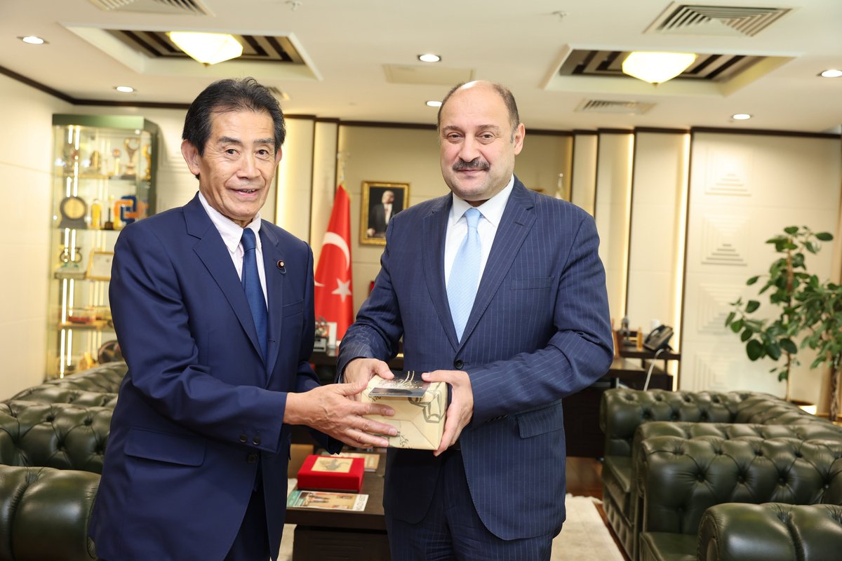 sanliurfabld's tweet photo. 🇹🇷🤝🇯🇵 Japonya Heyetinden Başkanımız Mehmet Kasım Gülpınar’a Ziyaret!

Japonya–Türkiye Parlamentolararası Dostluk Grubu Başkanı Sn. Ichiro Aisawa, Japonya Temsilciler Meclisi Milletvekilleri Sn. Ryuji Koizumi ve Sn. Tomomi Inada ile Japonya’nın Türkiye Büyükelçisi Sn. Masami Tamura, Büyükşehir Belediye Başkanımız Sn. Mehmet Kasım Gülpınar’ı ziyaret etti.

Gerçekleşen görüşmede; Şanlıurfa’nın güçlü turizm potansiyeli, Japonya’nın kentimize ve özellikle bölgenin eşsiz arkeolojik mirasına yönelik ilgisi ile insanlık tarihine ışık tutan Taş Tepeler başta olmak üzere kültürel mirasımız üzerine verimli bir görüşme gerçekleştirildi.

Ziyarette ayrıca, Türkiye ile Japonya arasındaki köklü dostluk bağlarının Şanlıurfa özelinde kültür ve turizm alanlarında geliştirilebilecek iş birlikleriyle daha da güçlendirilmesinin önemi vurgulandı.

Nazik ziyaretleri ve Şanlıurfa’ya gösterdikleri yakın ilgi dolayısıyla Japon heyetine teşekkür ediyoruz.