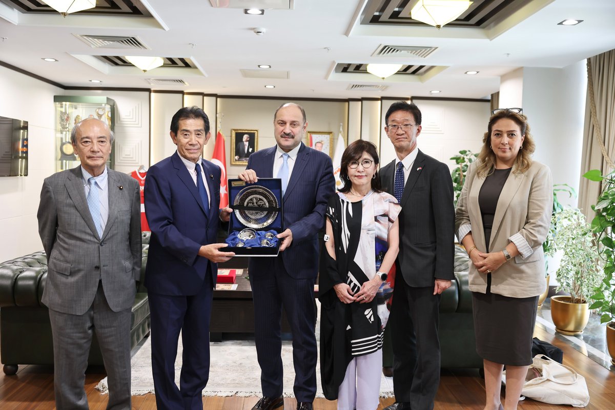 sanliurfabld's tweet photo. 🇹🇷🤝🇯🇵 Japonya Heyetinden Başkanımız Mehmet Kasım Gülpınar’a Ziyaret!

Japonya–Türkiye Parlamentolararası Dostluk Grubu Başkanı Sn. Ichiro Aisawa, Japonya Temsilciler Meclisi Milletvekilleri Sn. Ryuji Koizumi ve Sn. Tomomi Inada ile Japonya’nın Türkiye Büyükelçisi Sn. Masami Tamura, Büyükşehir Belediye Başkanımız Sn. Mehmet Kasım Gülpınar’ı ziyaret etti.

Gerçekleşen görüşmede; Şanlıurfa’nın güçlü turizm potansiyeli, Japonya’nın kentimize ve özellikle bölgenin eşsiz arkeolojik mirasına yönelik ilgisi ile insanlık tarihine ışık tutan Taş Tepeler başta olmak üzere kültürel mirasımız üzerine verimli bir görüşme gerçekleştirildi.

Ziyarette ayrıca, Türkiye ile Japonya arasındaki köklü dostluk bağlarının Şanlıurfa özelinde kültür ve turizm alanlarında geliştirilebilecek iş birlikleriyle daha da güçlendirilmesinin önemi vurgulandı.

Nazik ziyaretleri ve Şanlıurfa’ya gösterdikleri yakın ilgi dolayısıyla Japon heyetine teşekkür ediyoruz.