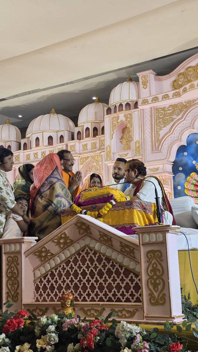 kkchandra17's tweet photo. आज कोरबा में सिंघानिया परिवार द्वारा आयोजित श्रीमद्भागवत कथा में सपरिवार सम्मिलित होकर पूज्य श्री अतुल कृष्ण भारद्वाज महाराज जी के श्रीमुख से कथा श्रवण का सौभाग्य मिला। भागवत कथा ऐसा जीवन-दर्शन है—जो लोक परलोक दोनों को संवारता है।सिंघानिया परिवार को साधुवाद।

#अतुलकृष्णभारद्वाज https://t.co/1eEBfW9i36