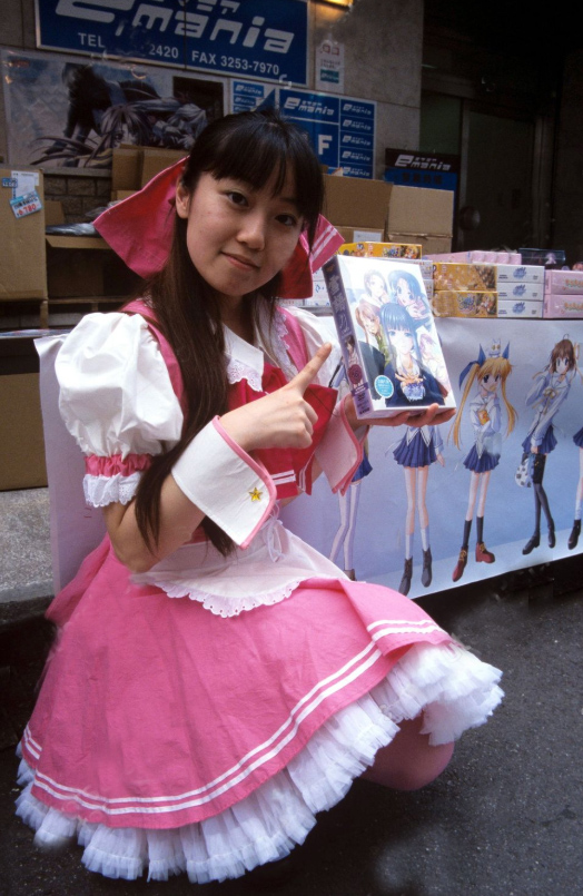 haruka_no_yume's tweet photo. 🇯🇵 This picture from 20 years ago (2006) taken in Akihabara shows a girl in a maid costume selling manga, anime, movies, etc. We used to call them kanban musume (promotional girls). 

This used to be a really common thing in Akihabara in the 90s and early 2000s. Many shops would hire these girls to stand outside of their shops and interact with shoppers. While some smaller shops may do this for cafes it almost never happens for anime shops.