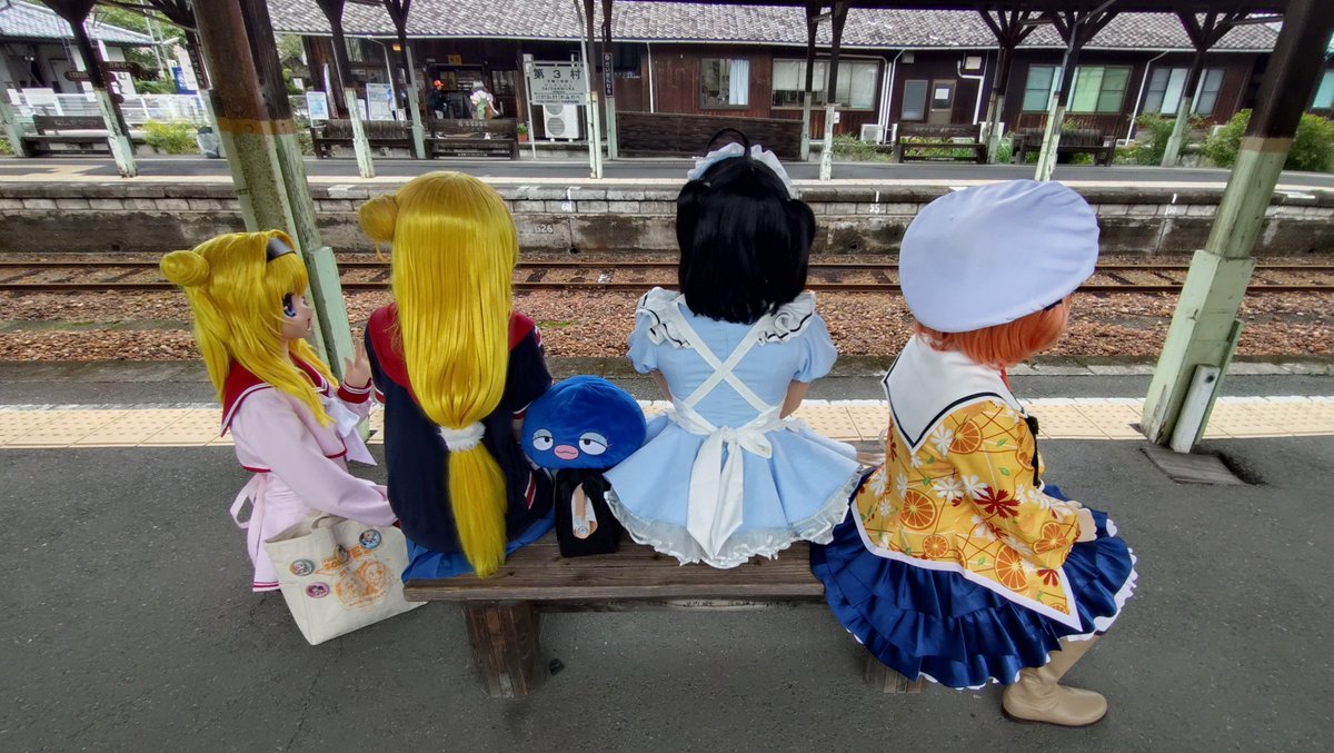 09anibac's tweet photo. 列車待ちの時間も君といればまた楽し。
 #けろオフ
 #きぐこす
 #おでけけ会
 #着ぐるみコスプレ https://t.co/SPxH95d3JZ