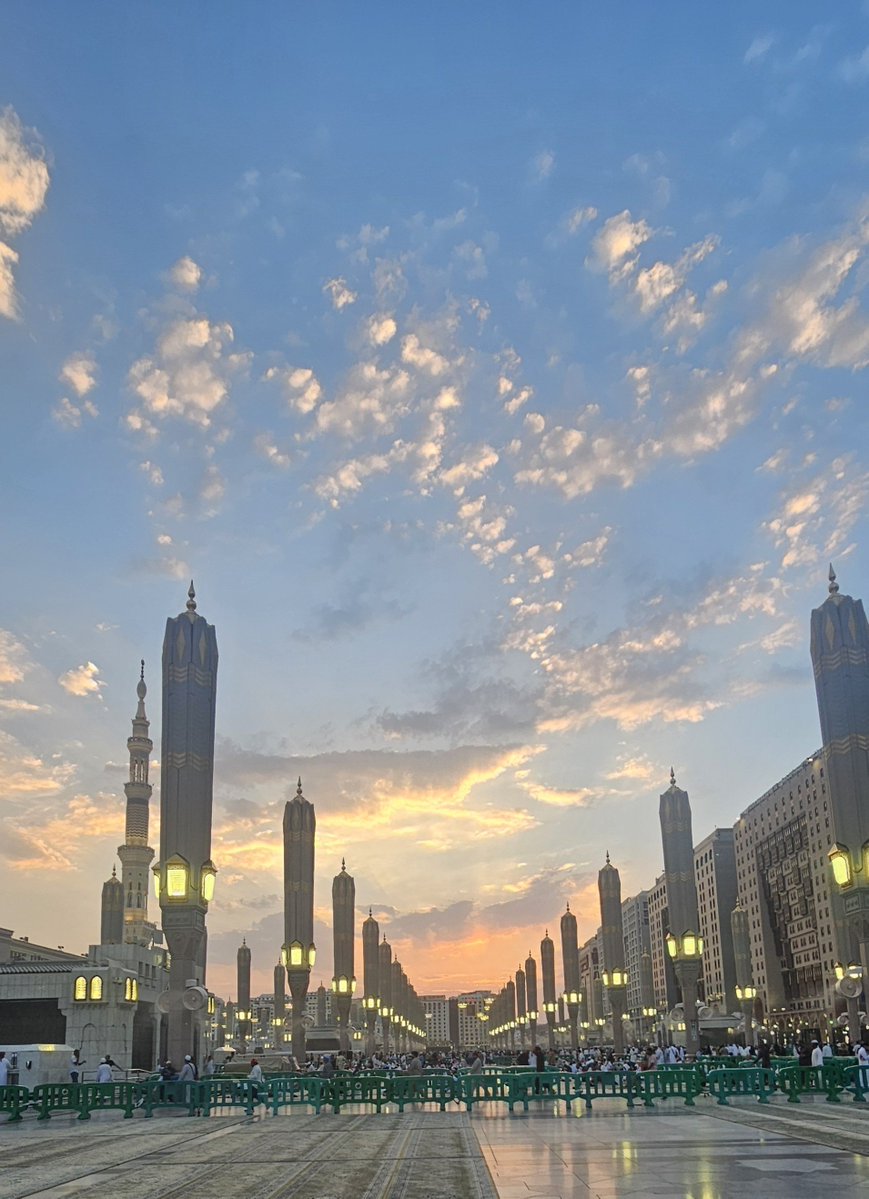 uzairedd's tweet photo. Something about the sky in masjid nabawi 🤌🏼 https://t.co/7NXpwC6U2l