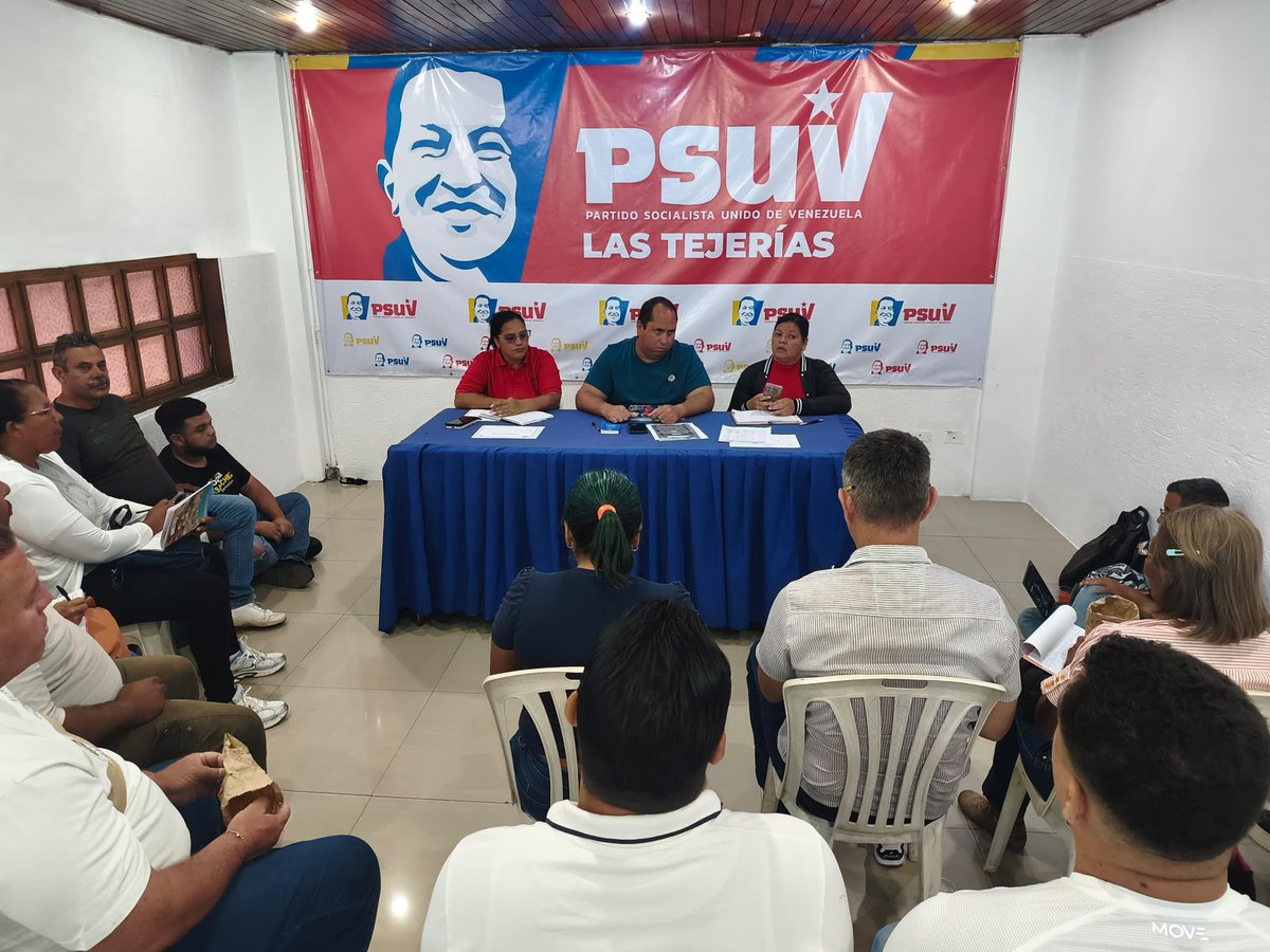 regulolacruz's tweet photo. #16Sep Llevamos a cabo la reunión semanal del @PartidoPSUV en #LasTejerías, a fin de fortalecer el trabajo de calle y preparar la maquinaria para la Consulta Popular Nacional a realizarse el próximo #18Oct 
@delcyrodriguezv @dcabellor @johanitakenpo https://t.co/VAi5I046GE