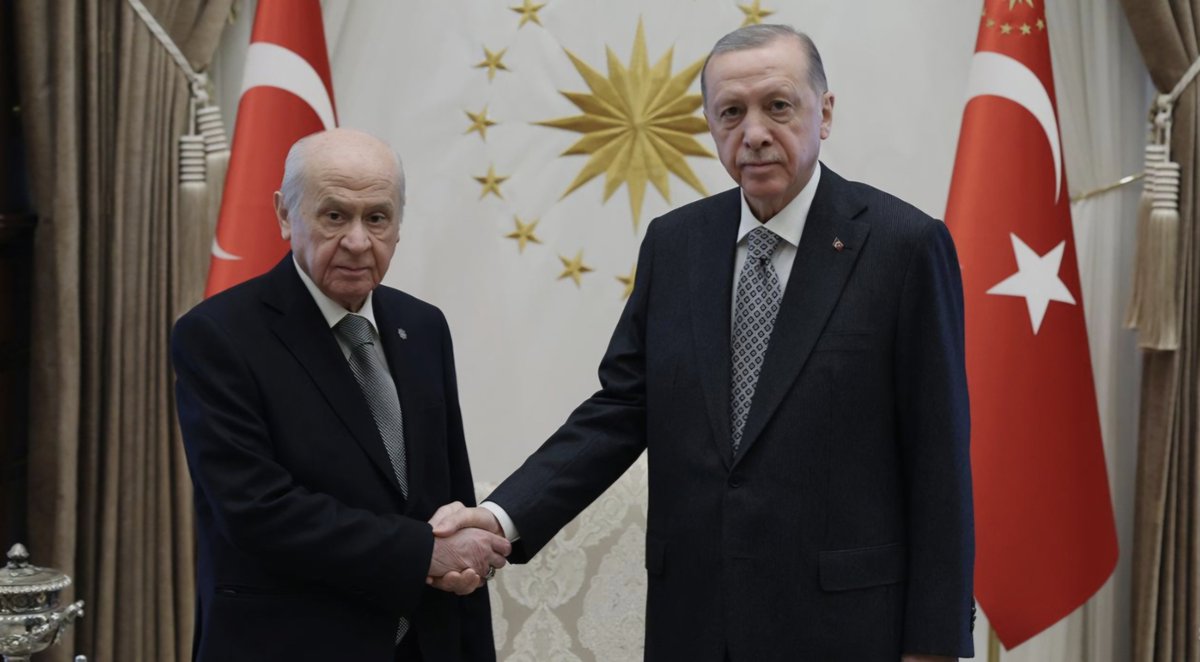 sukruo04's tweet photo. Dünyada ve ülkemizde böylesine kritik gündemler yaşanırken, Türkiye’nin geleceğine dair fikri, vizyonu ve projesi olmayan bazı isimlerin Cumhurbaşkanı adayı olarak gündeme gelmesi akıl tutulması 
Cumhurbaşkanlığı bir isim değil, büyük devlet sorumluluğudur.
#RecepTayyipErdoğan https://t.co/i9T7KXwGSQ