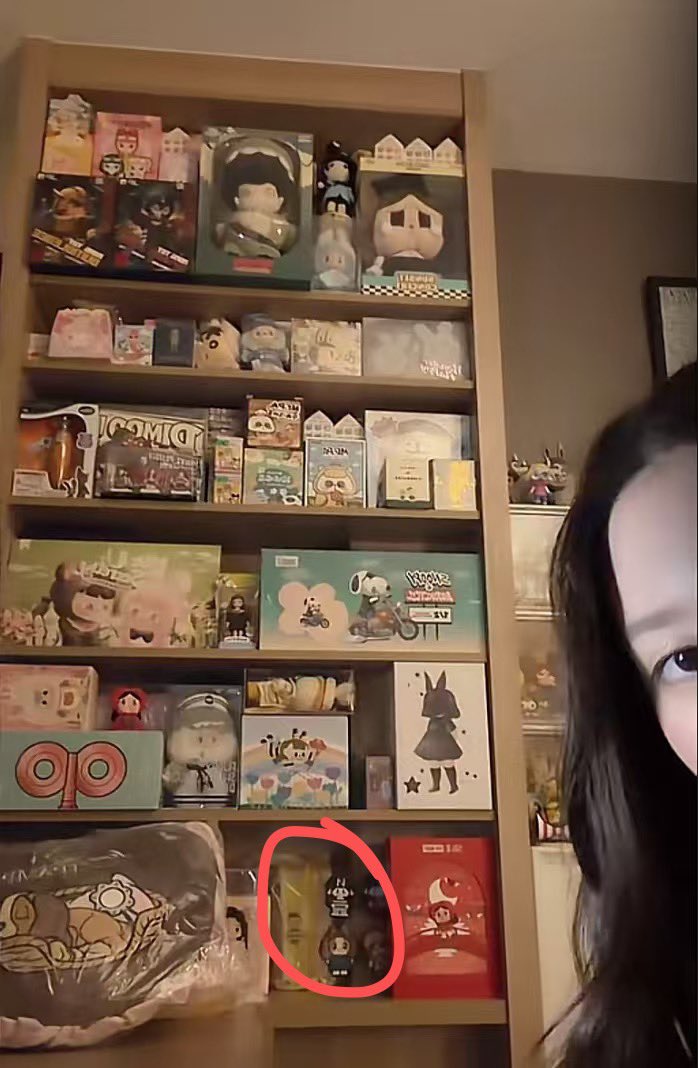 Blacklsw88's tweet photo. I still can’t believe the perler bead art I gave to Mim ended up in View’s room😋The top row of designs was made by me based on photos of Mim.
#Viewmim #VIMMY https://t.co/Yq9vnIQB1u